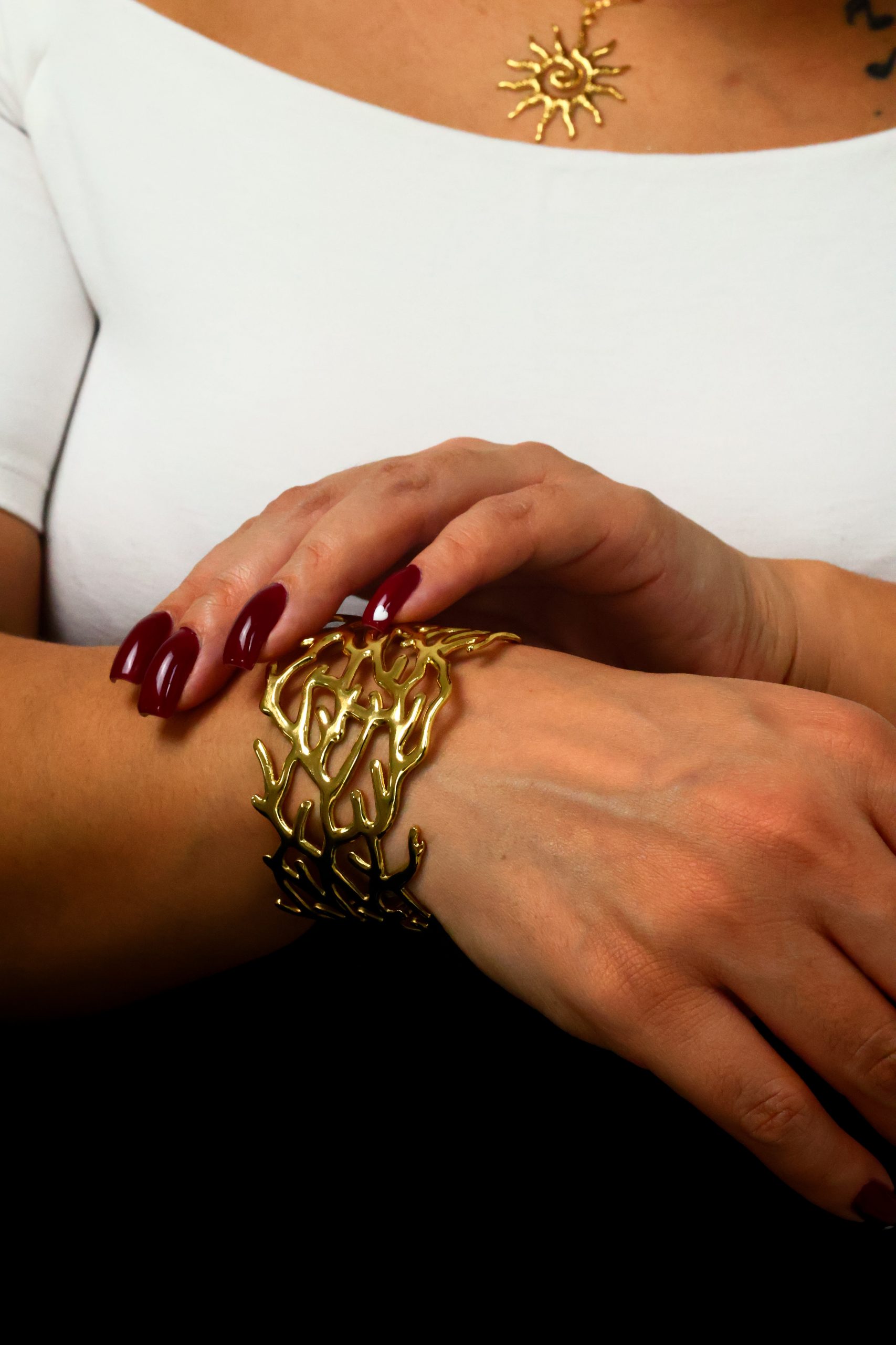 Bracelet manchette doré ajouré, design corail chic,