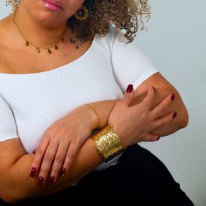 Bracelet jonc vague dorée texturé, élégance
